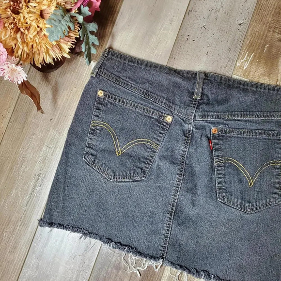 Vintage Levi's Side Slit Jean Skirt Misses Size 8 Black Distressed Raw Hem - Picture 14 of 14